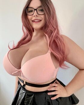 anouk_busty