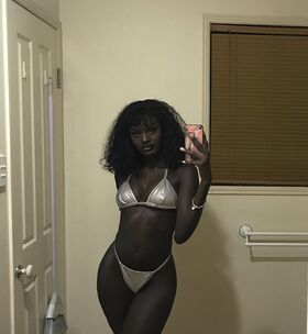 Anyang Deng Nude Leaks OnlyFans Photo 27