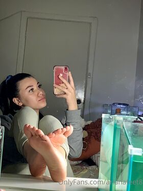 arianafeet8