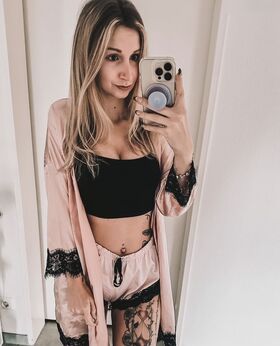 Blondiiegiirl