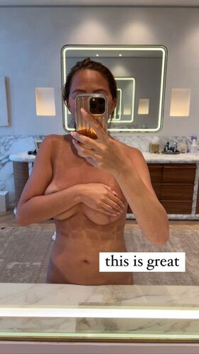 Chrissy Teigen Nude Leaks OnlyFans Photo 1