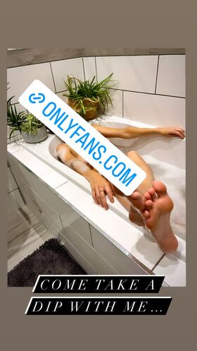 Graceful Feet Nude Leaks OnlyFans Photo 6