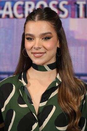 Hailee Steinfeld Nude Leaks OnlyFans Photo 60