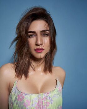 Kriti Sanon Nude Leaks OnlyFans Photo 33