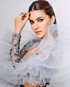 Kriti Sanon Nude Leaks OnlyFans Photo 37