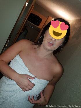 Naughty_Hotwife