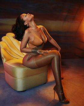 Rihanna Nude Leaks OnlyFans Photo 533